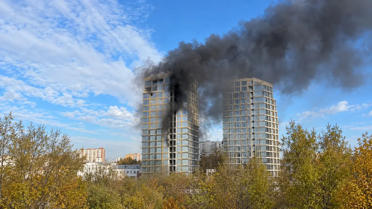 На стройке «Квартала Серебряный Бор» произошёл пожар — с крыши эвакуировали пять человек