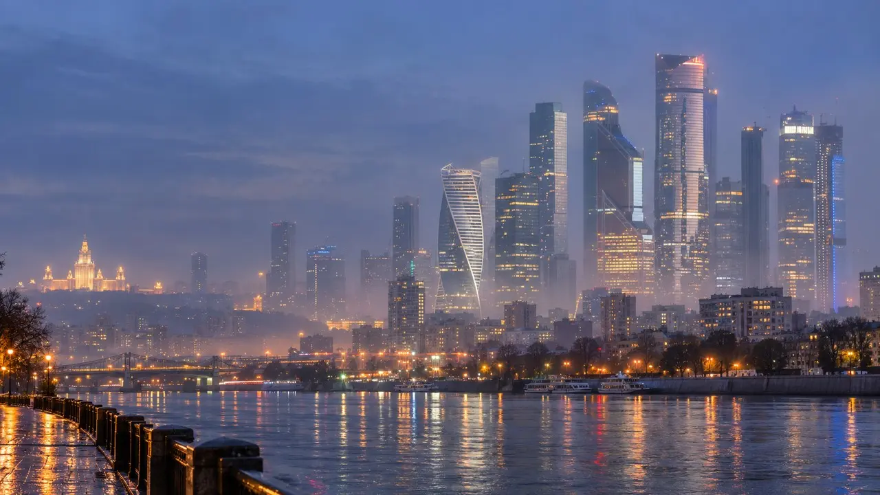 Вечерняя панорама московского делового центра